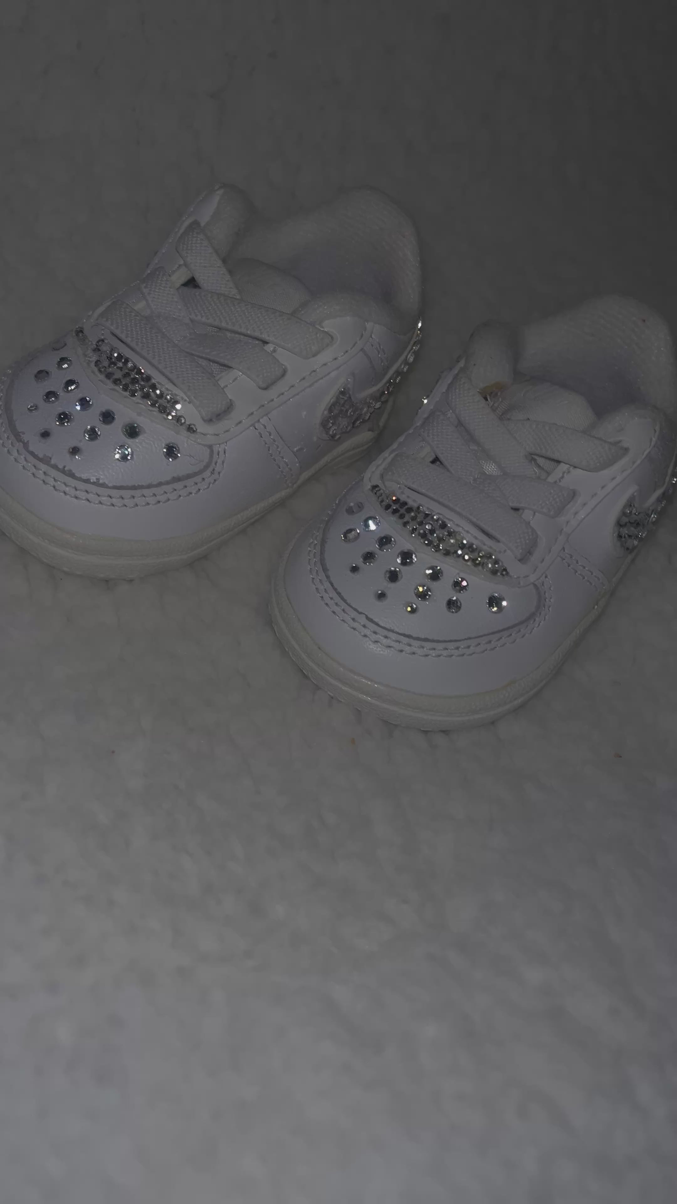 Custom Baby Nike Air Force 1 – Size 1C
Hand-dazzled with genuine diamonds
💎 One of One